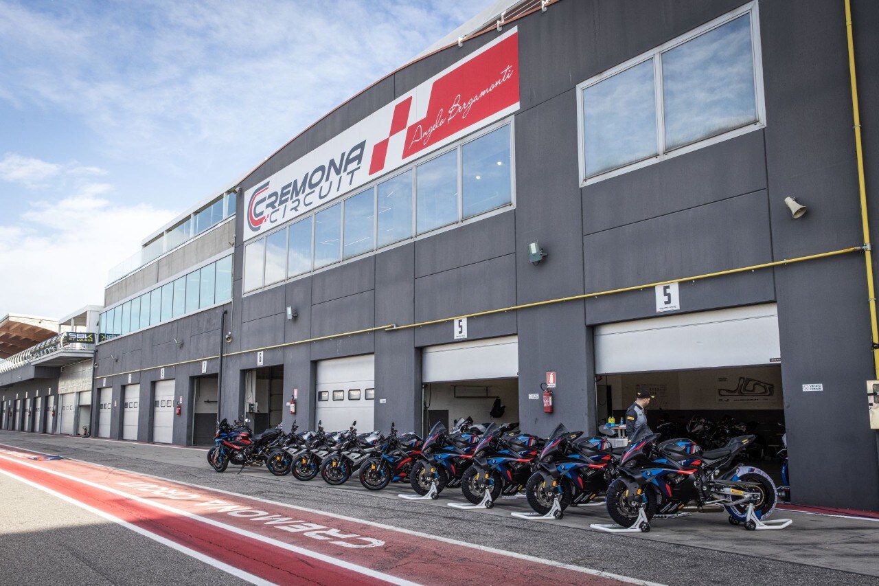 DueruoteTG #238 - Abbiamo guidato in pista la BMW che corre in SBK! 